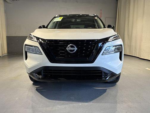 Pearl White Tricoat/Super Black 2023 Nissan Rogue SV