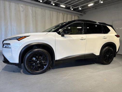 Pearl White Tricoat/Super Black 2023 Nissan Rogue SV