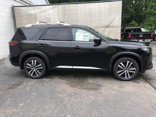 2025 Nissan Pathfinder Platinum 4WD