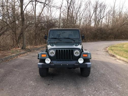 Photo 2 of 25 of 2002 Jeep Wrangler Sahara