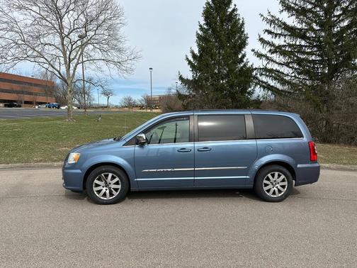 2011 Chrysler Town & Country Touring-L