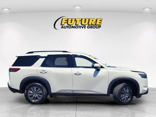 Glacier White 2025 Nissan Pathfinder SV