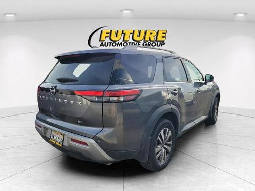 2022 Nissan Pathfinder SL
