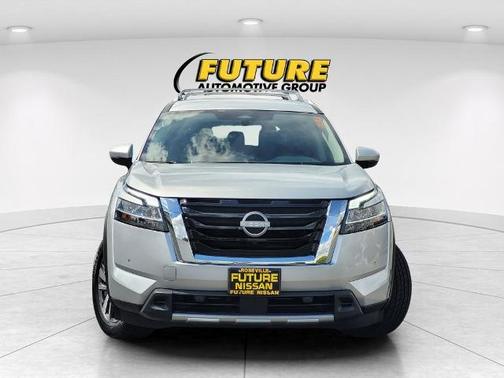 Brilliant Silver Metallic 2024 Nissan Pathfinder SL