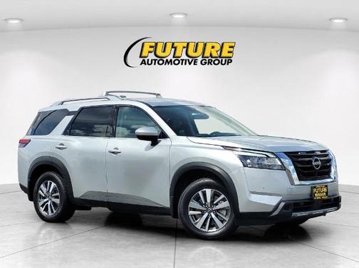 Brilliant Silver Metallic 2024 Nissan Pathfinder SL