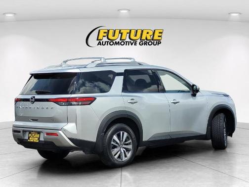 Brilliant Silver Metallic 2024 Nissan Pathfinder SL