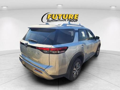 Brilliant Silver Metallic 2024 Nissan Pathfinder SL