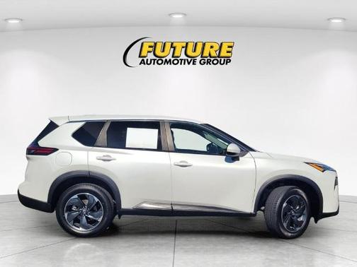 Everest White P 2025 Nissan Rogue SV