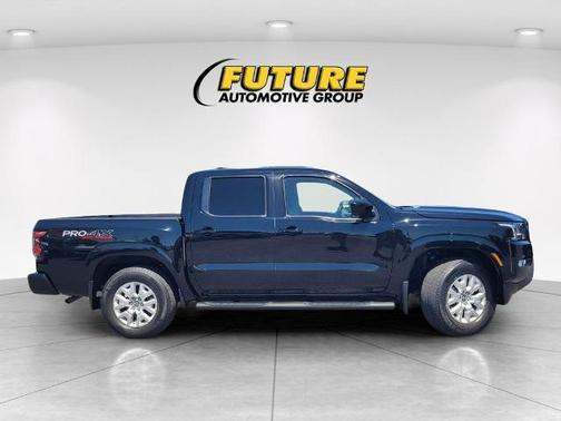 Black 2022 Nissan Frontier SV