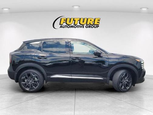 Super Black 2025 Nissan Kicks SR