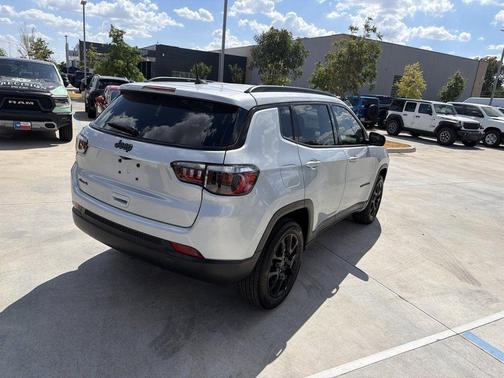 Silver Zynith Metallic Clearcoat 2026 Jeep Compass Sport