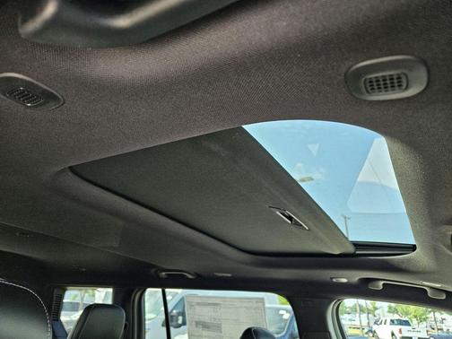 Diamond Black Crystal Pearlcoat 2026 Jeep Grand Cherokee L Altitude