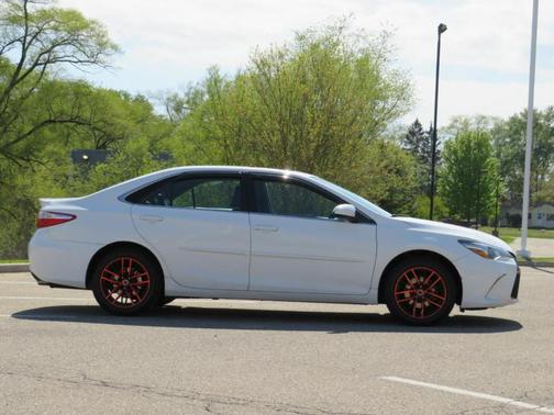 White 2016 Toyota Camry XLE