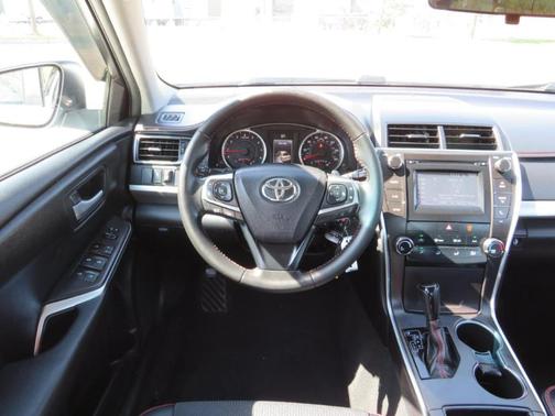 White 2016 Toyota Camry XLE