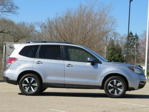 Ice Silver Metallic 2018 Subaru Forester 2.5i Premium