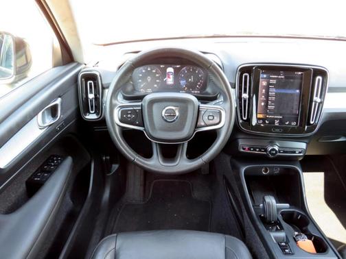 2021 Volvo XC40 T5 Momentum