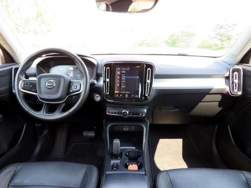 2021 Volvo XC40 T5 Momentum