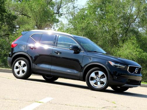 2021 Volvo XC40 T5 Momentum