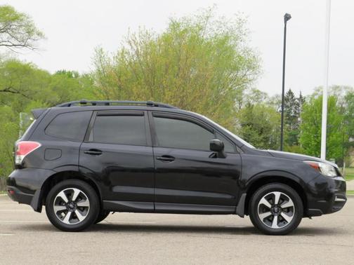 Crystal Black Silica 2017 Subaru Forester 2.5i Premium