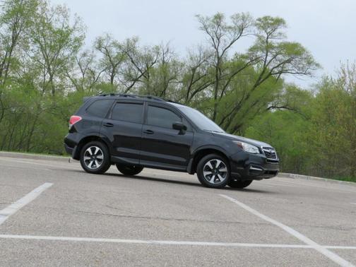 Crystal Black Silica 2017 Subaru Forester 2.5i Premium