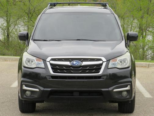 Crystal Black Silica 2017 Subaru Forester 2.5i Premium