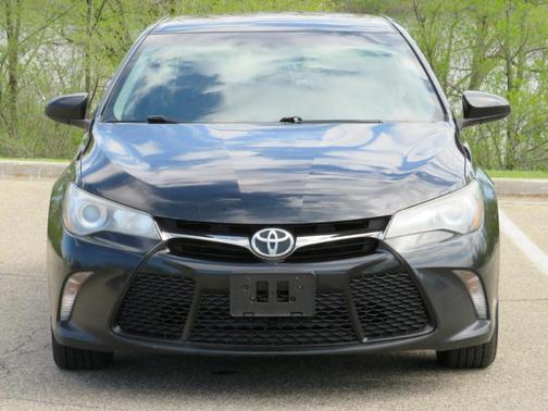 Black 2017 Toyota Camry SE
