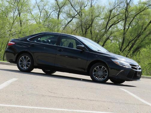 Black 2017 Toyota Camry SE