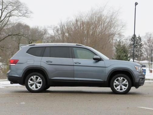 Platinum Gray Metallic 2018 Volkswagen Atlas 3.6L SE w/Technology