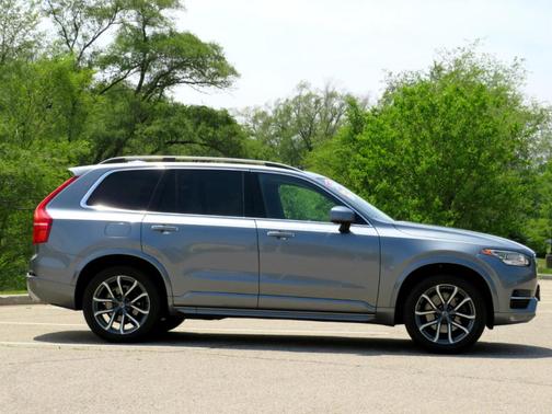 2016 Volvo XC90 T6 Momentum