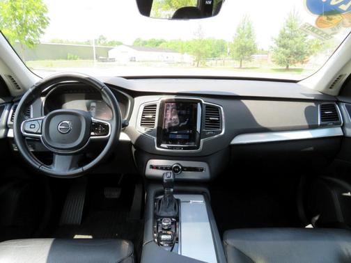 2016 Volvo XC90 T6 Momentum