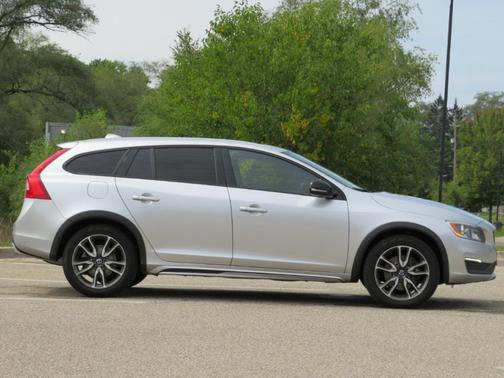 2016 Volvo V60 Cross Country T5