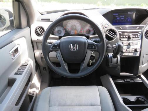 Gray 2014 Honda Pilot LX