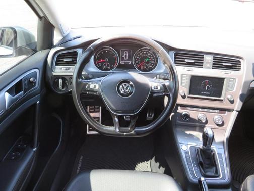 Pure White 2017 Volkswagen Golf Alltrack TSI SE