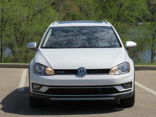 Pure White 2017 Volkswagen Golf Alltrack TSI SE