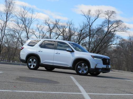 White 2023 Honda Pilot EX-L 7-Passenger