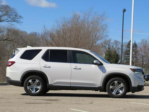 White 2023 Honda Pilot EX-L 7-Passenger