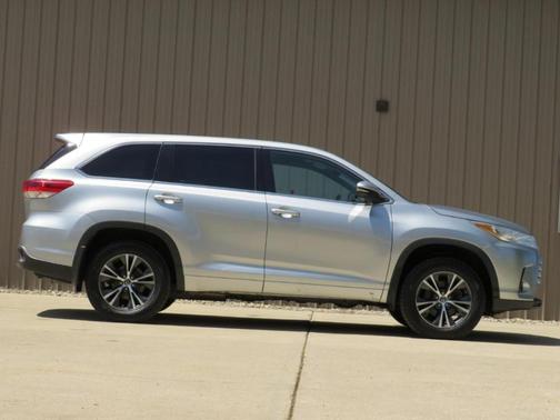 Silver 2018 Toyota Highlander LE Plus