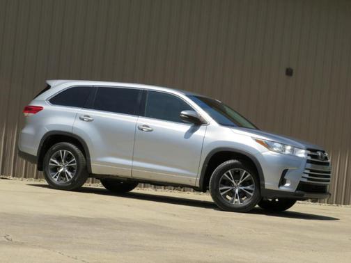 Silver 2018 Toyota Highlander LE Plus