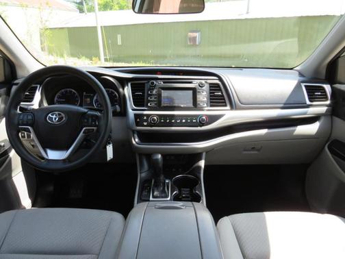 Silver 2018 Toyota Highlander LE Plus