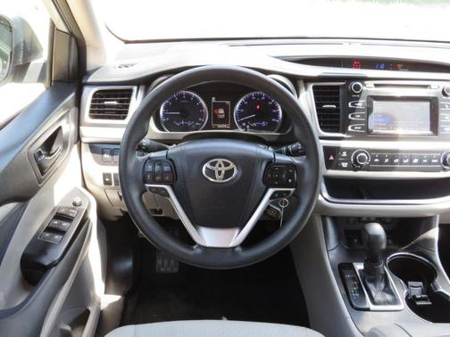 Silver 2018 Toyota Highlander LE Plus