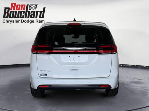 White 2023 Chrysler Pacifica Touring-L