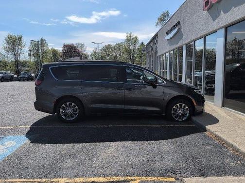 2022 Chrysler Pacifica Touring-L
