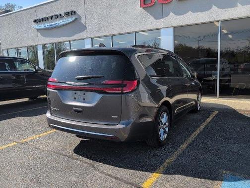 2022 Chrysler Pacifica Touring-L