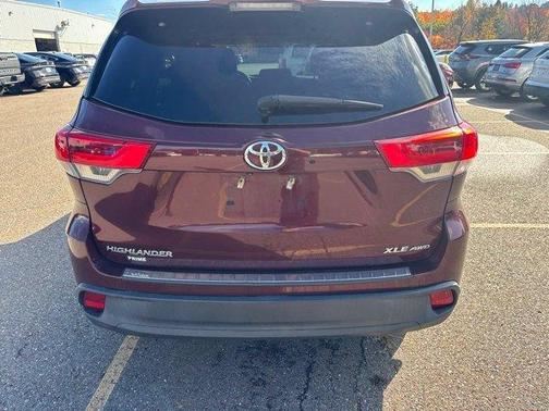 Red 2017 Toyota Highlander XLE
