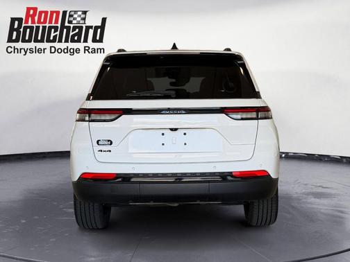 White 2023 Jeep Grand Cherokee Altitude