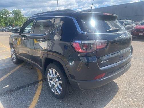 Black 2023 Jeep Compass Latitude Lux