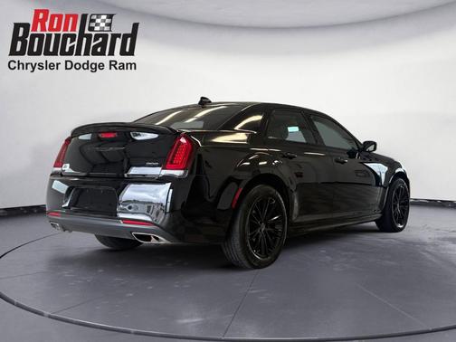 2022 Chrysler 300 Touring L