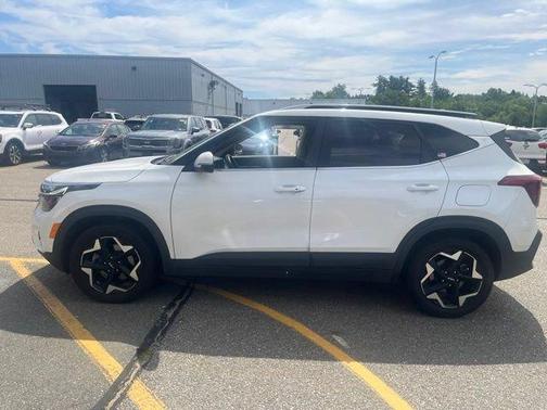 White 2025 Kia Seltos EX