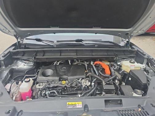 Silver 2022 Toyota Highlander Hybrid XLE