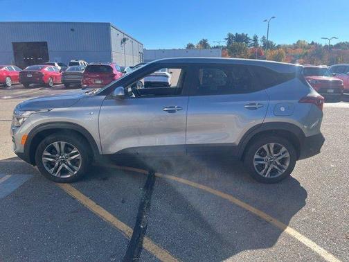 Gray 2023 Kia Seltos LX